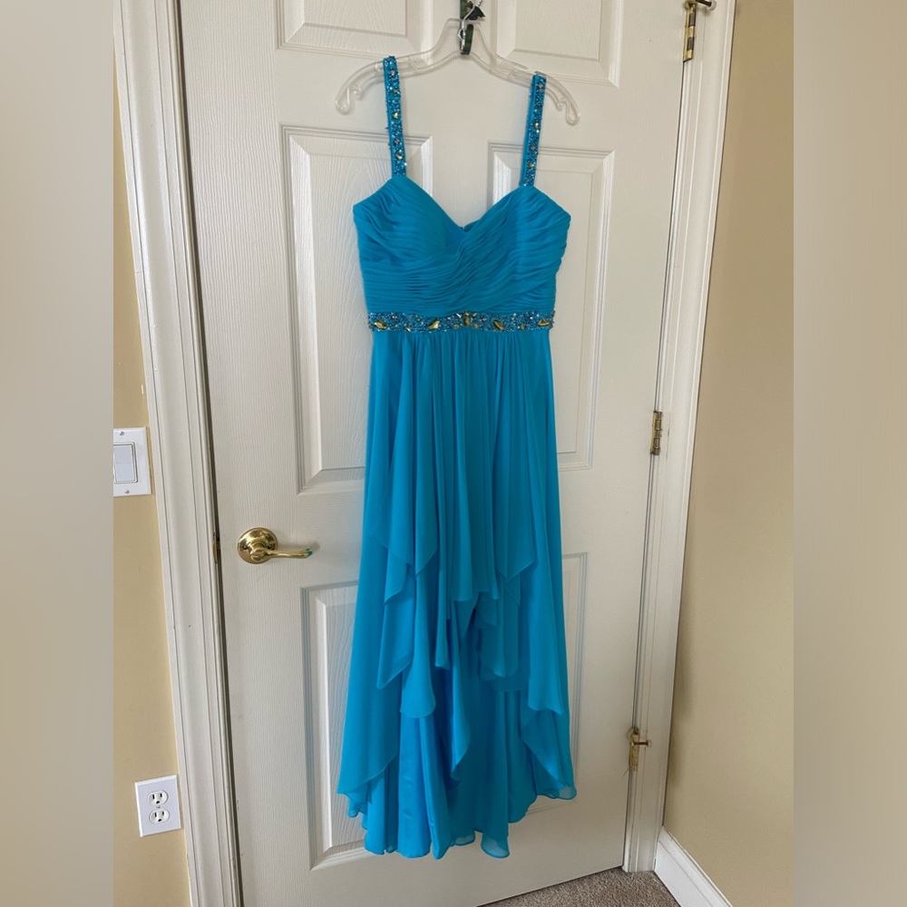Beautiful cocktail dress. Perfect for prom or wedding